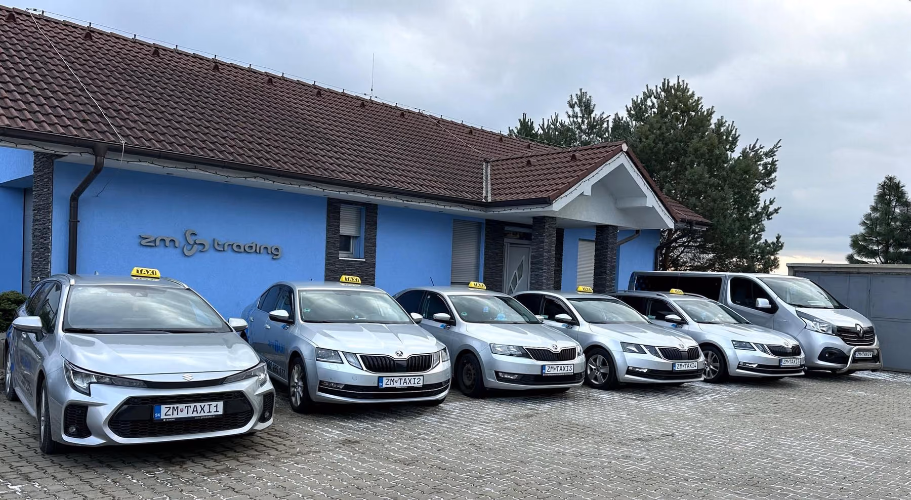Vozový park ZM Taxi pred prevádzkou ZM Trading